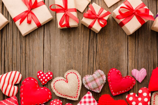 Disposizione piana di ornamenti di San Valentino con regali
