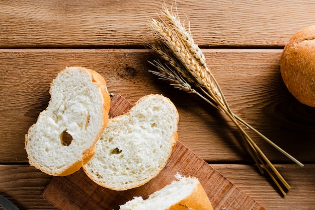 Disposizione piana di pane affettato sulla tavola di legno