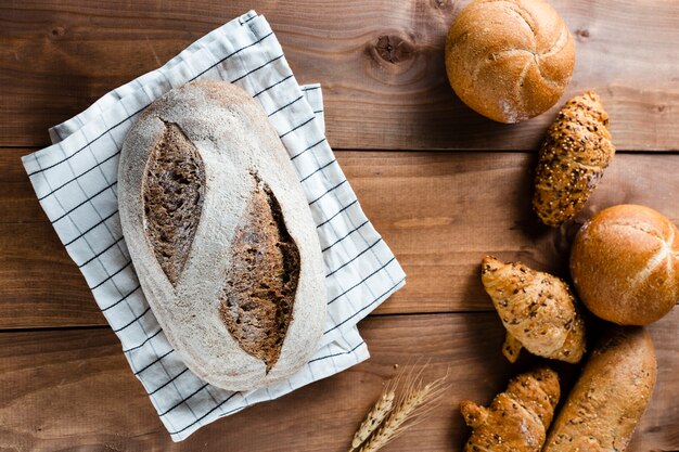 Disposizione piana di pane sulla tavola di legno