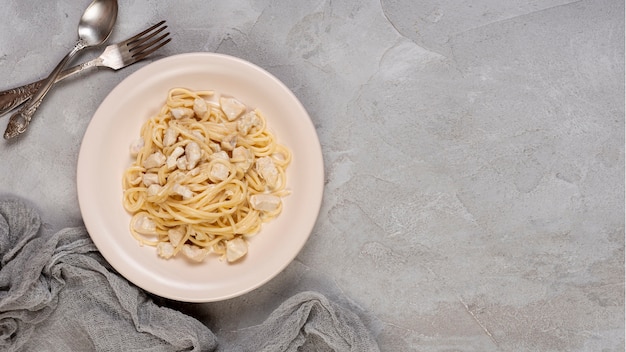 Disposizione piana di pasta deliziosa su fondo semplice con lo spazio della copia