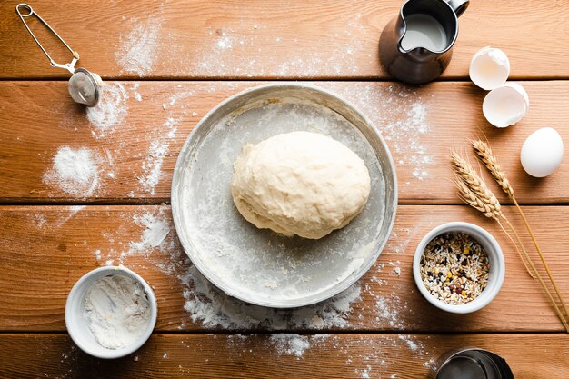 Disposizione piana di pasta sul vassoio sulla tavola di legno