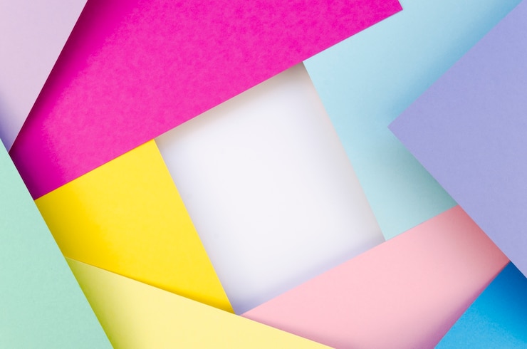 Foto gratuito disposizione piana di ritagli di carta geometrica colorata