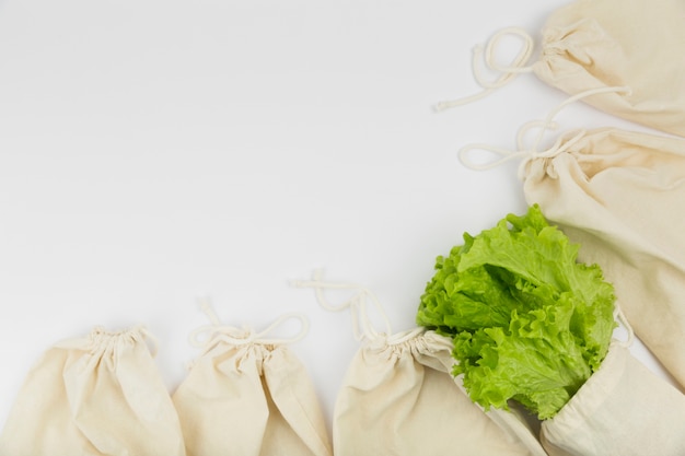 Disposizione piana di sacchetti riutilizzabili con insalata