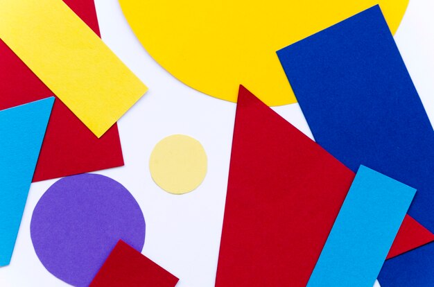 Disposizione piana di varietà di forme di carta multicolori
