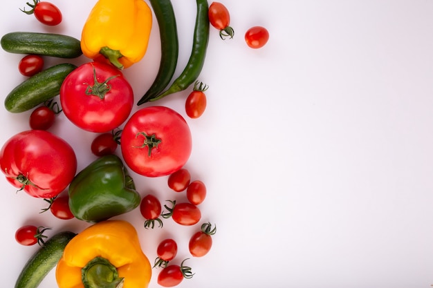 Disposizione piana variopinta delle verdure delle verdure di insalata su fondo bianco