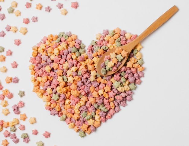 Disposizione piatta a forma di cuore con cereali