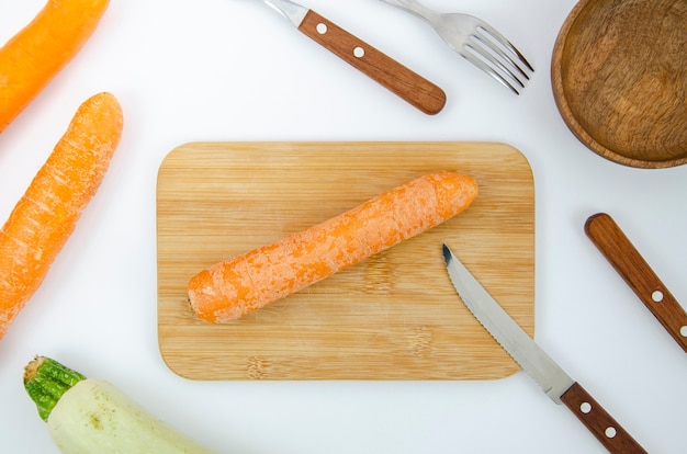 Disposizione piatta con carota sul tagliere