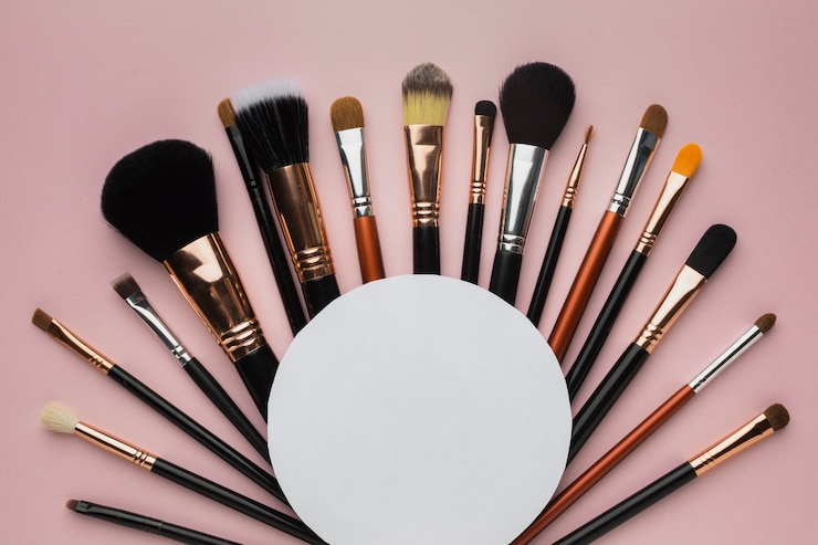 Foto gratuito disposizione piatta con spazzole per il trucco