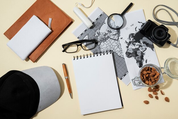 Disposizione piatta della collezione di elementi essenziali da viaggio