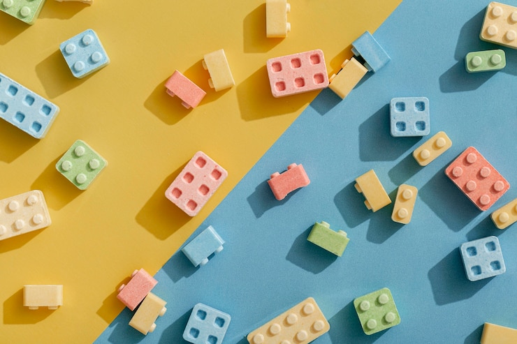 Foto gratuito disposizione piatta di forme di caramelle come blocchi di costruzione