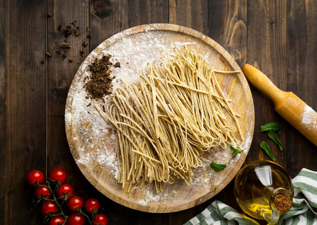 Disposizione piatta di pasta e pomodori