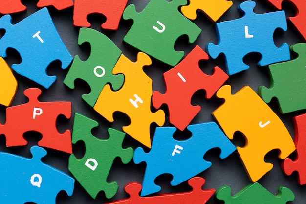 Disposizione piatta di pezzi di puzzle con lettere per la giornata dell'istruzione