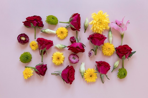 Disposizione piatta di una splendida composizione di fiori