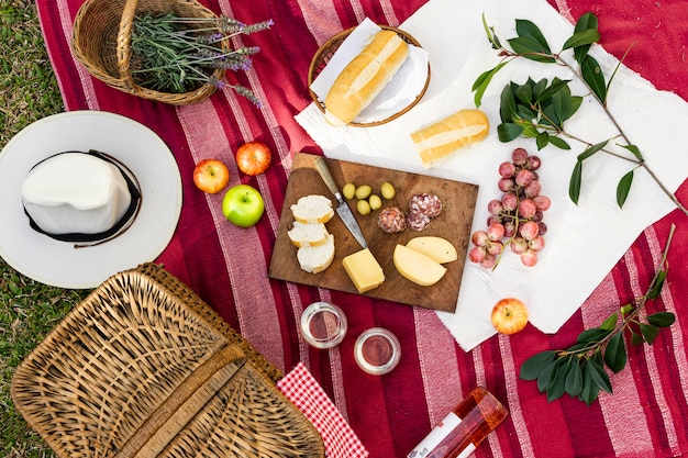 Disposizione picnic piatto laici sulla coperta rossa