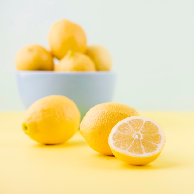 Disposizione ravvicinata di limoni biologici