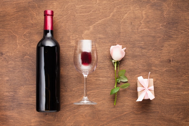 Disposizione romantica piatta con vino