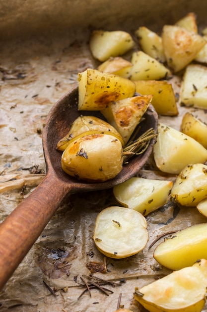 Disposizione saporita delle patate con il cucchiaio