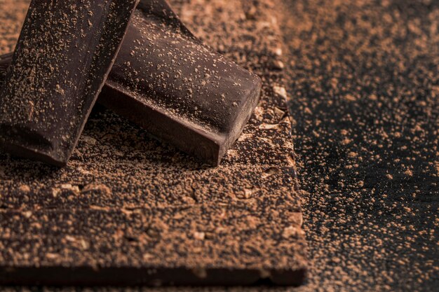 Disposizione scura dell'angolo alto con il primo piano del dessert del cioccolato