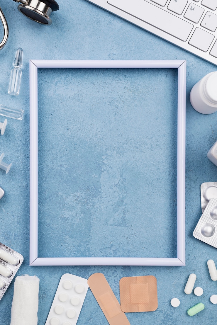 Foto gratuito disposizione su scrivania medica con cornice vuota