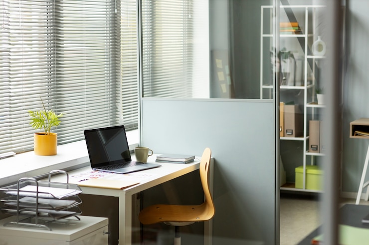 Foto gratuito disposizione sul posto di lavoro con laptop