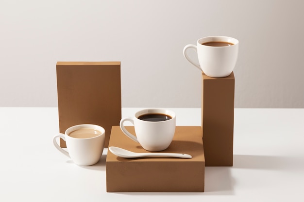 Disposizione tazzine da caffè e tavole di legno
