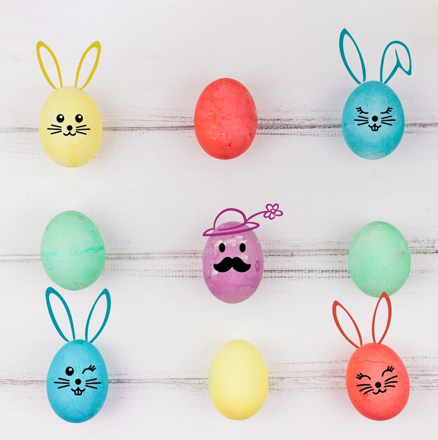 Disposizione variopinta delle uova di pasqua sopra la vista