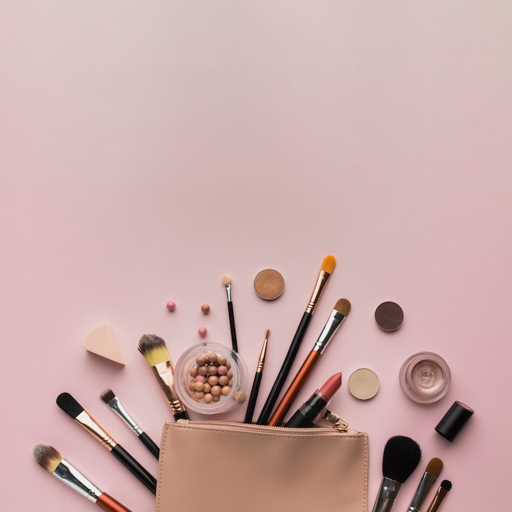 Foto gratuito disposizione vista dall'alto con beauty-case e copia-spazio