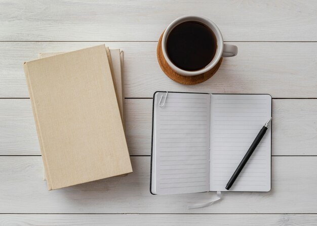 Disposizione vista dall'alto con libri e tazza