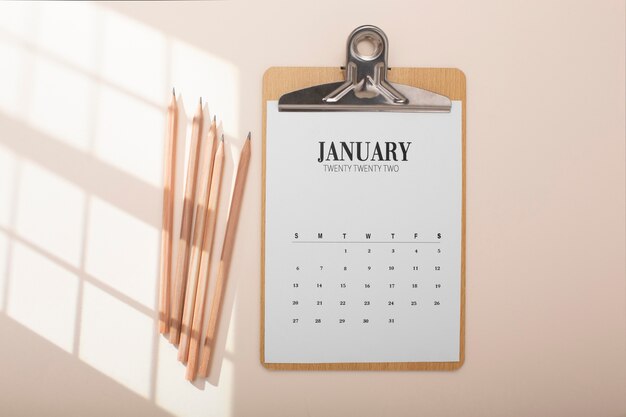 Disposizione vista dall'alto con matite e calendario