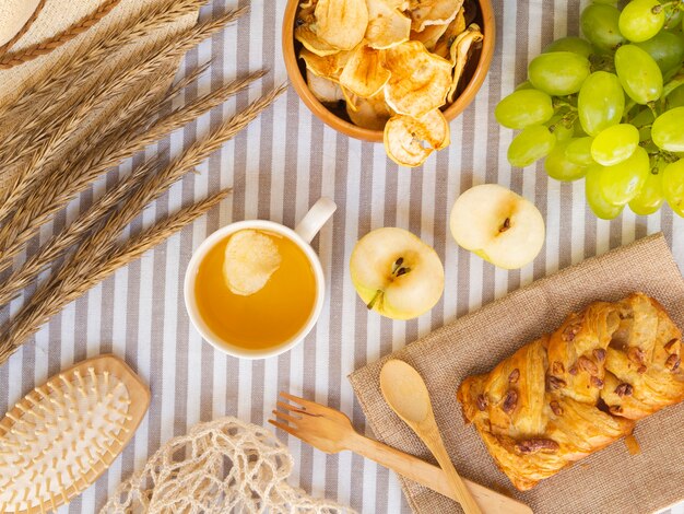 Disposizione vista dall'alto con pasticceria e frutta