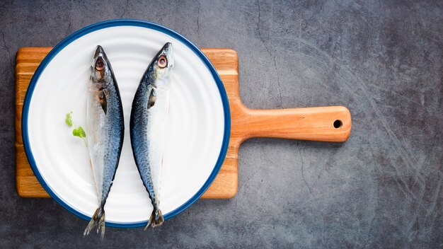 Disposizione vista dall'alto con pesce sul tagliere