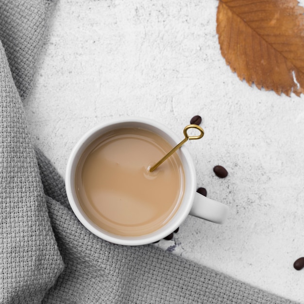 Disposizione vista dall'alto con tazza e foglia di caffè