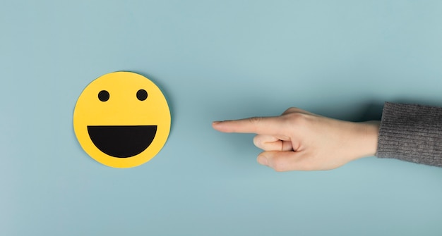 Disposizione vista dall'alto con una carta emoji smiley