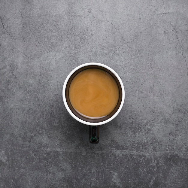 Disposizione vista dall'alto con una tazza di caffè su sfondo di stucco