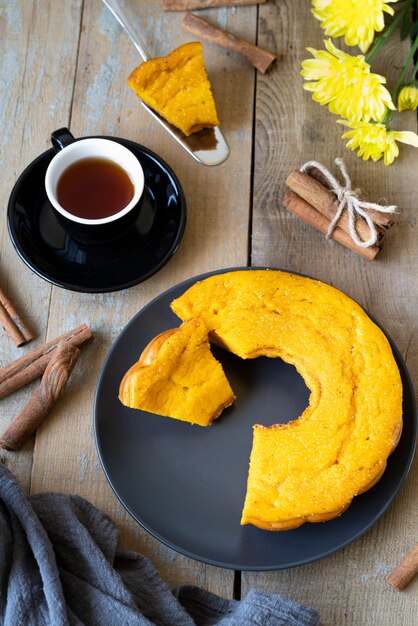 Disposizione vista dall'alto con una tazza di tè e una deliziosa torta