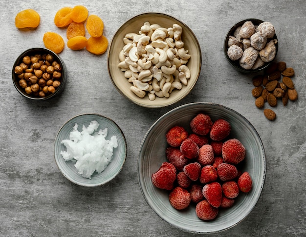 Disposizione vista dall'alto di diversi ingredienti per dessert