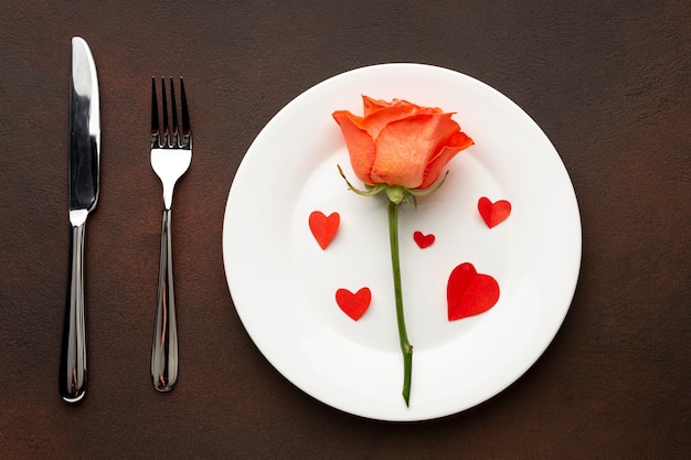 Disposizione vista dall'alto per la cena di San Valentino con rosa arancione