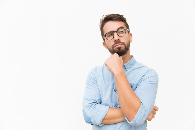 Distogliere lo sguardo del cliente maschio pensieroso