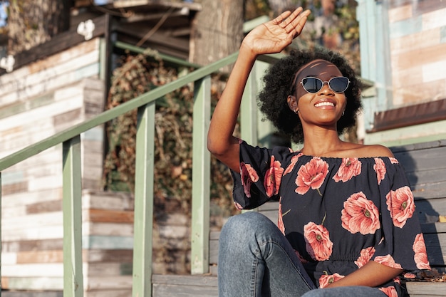 Distogliere lo sguardo della donna dai capelli ricci di smiley di vista bassa