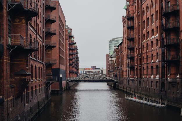 Distretto del magazzino del ponte di Amburgo tra il paesaggio urbano di architettura