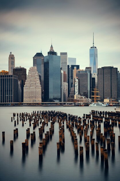 Distretto finanziario di Manhattan con grattacieli e molo abbandonato sull'East River.