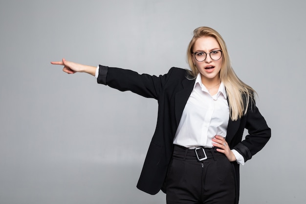 Dito sorridente della donna di affari che indica al lato isolato