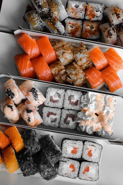 Diverse consegne di sushi Varietà di sushi per il pranzo o la cena