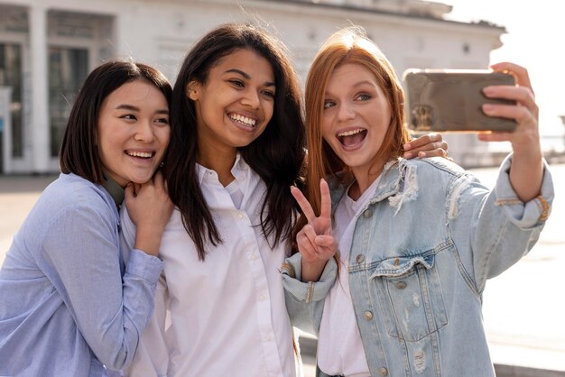 Diverse donne che prendono un selfie insieme