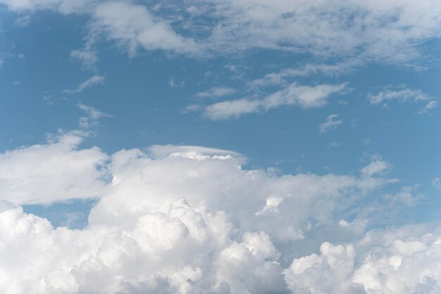 Diverse forme di nuvole nel cielo