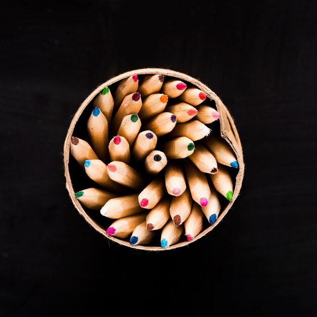 Diverse matite colorate in tazza