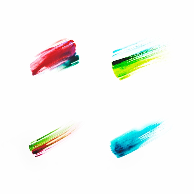 Diverse pennellate colorate su carta