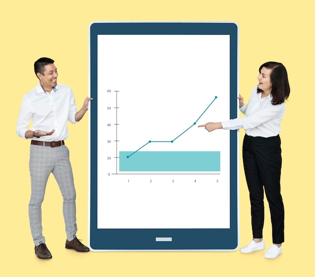 Diverse persone allegre che mostrano un grafico su un tablet