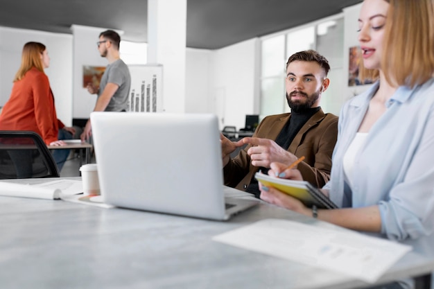 Diverse persone che fanno il brainstorming in una riunione di lavoro