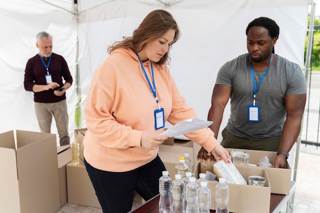 Diverse persone che fanno volontariato in un banco alimentare